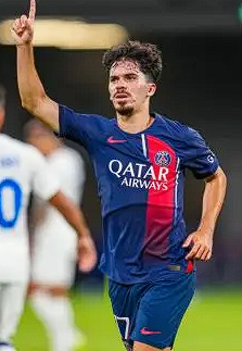 法甲巴黎1-1战平洛里昂:维蒂尼亚赛后剖析比赛困境