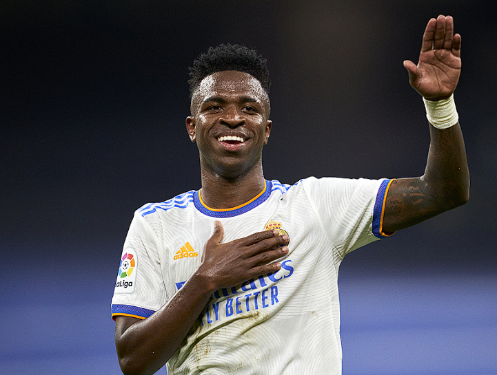 皇马大胜瓦伦西亚：维尼修斯里程碑之战，跻身队史巴西球员出场三