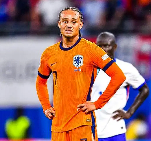 英超与欧冠赛场：热刺主帅弗兰克谈哈维 - 西蒙斯表现与换人决