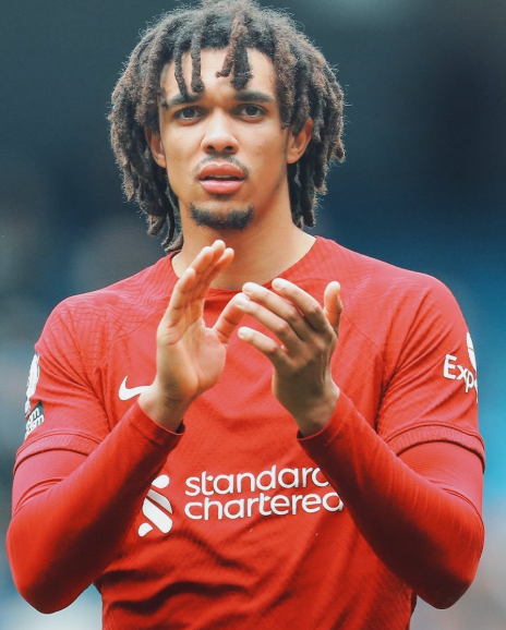 阿诺德重返安菲尔德：嘘声背后的争议与解读