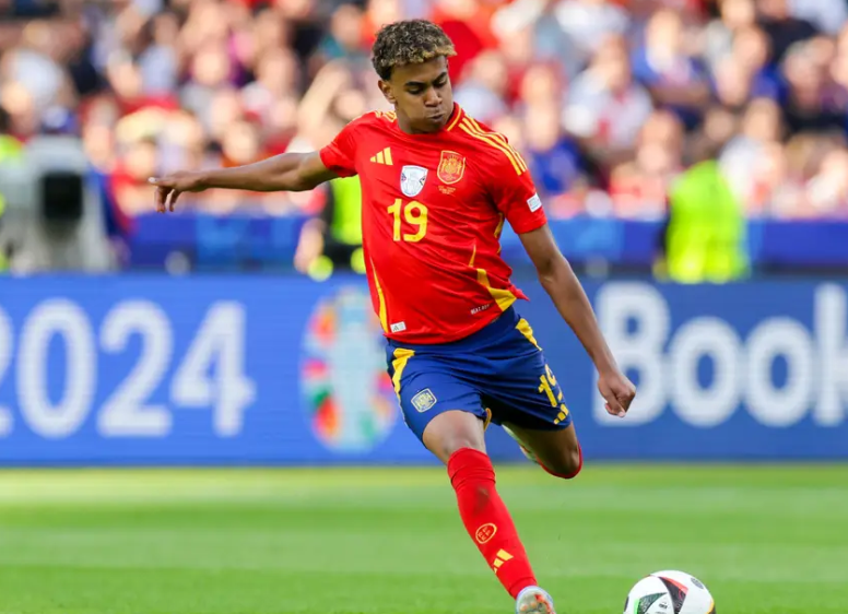 亚马尔欧冠破门创纪录，超越姆巴佩成最年轻七球先生