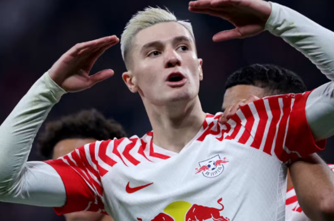 曼联锋线伤情牵动人心：舍什科替补登场后伤退，检查待定伤势