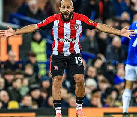 在英超联赛第11轮的激烈角逐中，曼联队踏上客场之旅，与实力强劲的热刺队展开了一场备受瞩目的对决。这场比赛对于双方而言都至关重要，关乎着各自在积分榜上的排名以及后续赛季的走势，因此从比赛伊始，双方球员便迅速进入状态，在绿茵场上展开了激烈的拼抢。 比赛进行到第32分钟时，场上局势出现了关键转折。曼联队的姆伯莫凭借其敏锐的门前嗅觉和出色的跑位意识，抓住了热刺队防守瞬间的漏洞，成功接到队友精准的传球后，果断起脚射门，皮球如离弦之箭般直窜球门死角，为曼联队首开记录。这一进球不仅点燃了曼联队球员和现场球迷的热情，也充分展现了姆伯莫近期持续保持的良好竞技状态。他在进攻端的积极跑动和高效得分能力，成为了曼联队本场比赛打破僵局的关键因素。 值得一提的是，就在昨日，姆伯莫刚刚迎来了职业生涯中的一个高光时刻&mdash;&mdash;领取了英超10月最佳球员的奖杯。这一荣誉是对他在10月份赛场上出色表现的肯定与褒奖。在10月的赛事中，姆伯莫多次凭借个人的出色发挥，为曼联队攻城拔寨，帮助球队取得了优异的成绩。而今天，在英超第11轮的赛场上，他再次用实际行动证明了自己的实力，延续了近期火热的状态。 回顾本赛季至今的表现，姆伯莫堪称曼联队进攻线上的核心球员之一。截至目前，他共代表曼联队出战了12场比赛，在这12场比赛中，他展现出了强大的进攻火力，共计贡献了6粒进球和2次助攻。他的进球方式多样，既有禁区内的抢点射门，也有远距离的精彩抽射；而他的助攻则体现了其出色的传球视野和团队协作精神，常常能为队友创造出绝佳的得分机会。 姆伯莫的出色表现，无疑为曼联队在本赛季的征程中注入了强大的动力。随着比赛的深入，相信他将继续保持这样的良好状态，为曼联队带来更多的胜利和惊喜，助力球队在英超赛场上取得更加优异的成绩。