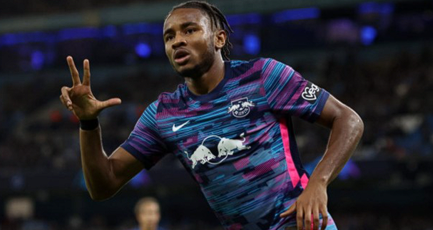 曼联转会决策:基于球员状况的审慎考量