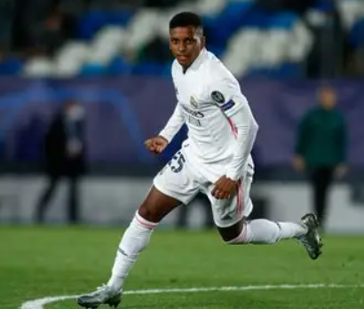 西甲皇马三连平让榜首,阿隆索质疑关键判罚未VAR回看