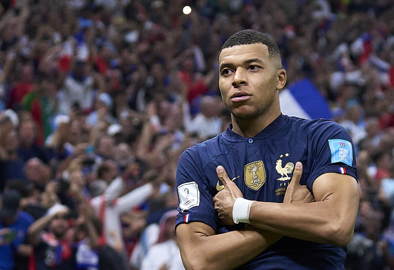 皇马平局背后:姆巴佩与第四官员的激烈争执