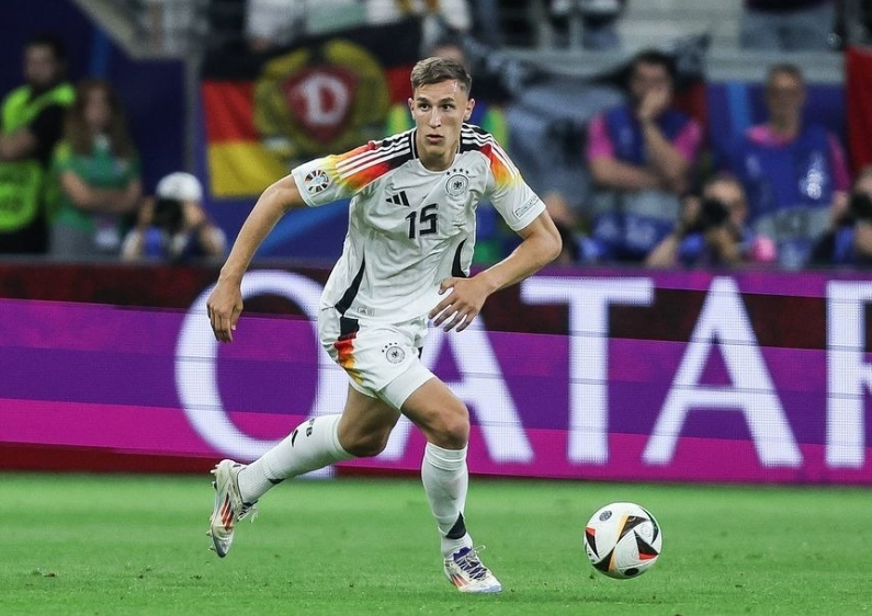 施洛特贝克续约存疑，与拜仁中卫对比引关注